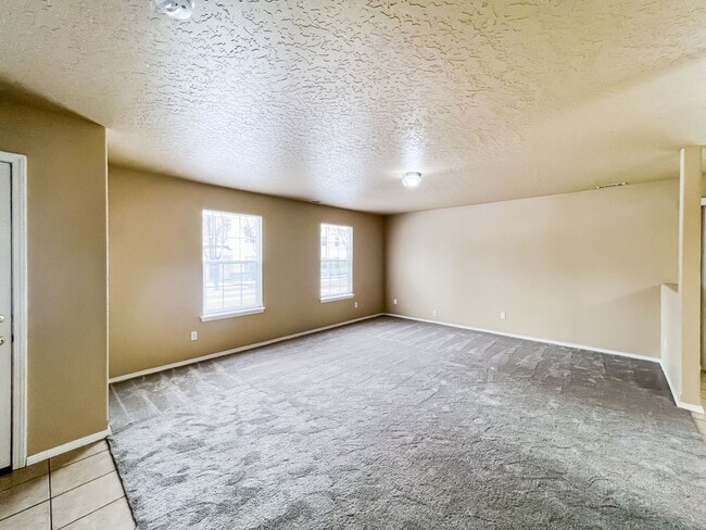 Building Photo - Spacious 3 Bed + Bonus Room in Desirable Charter Pointe Community