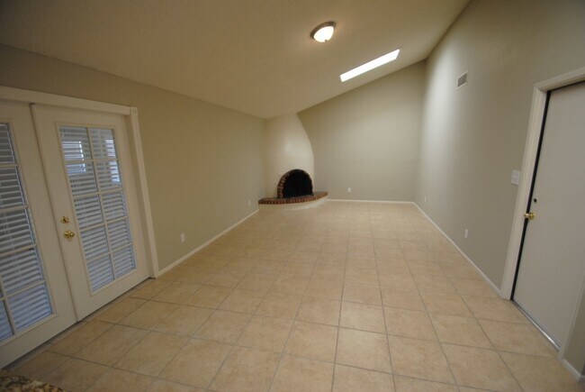 Building Photo - 940 S Fontana