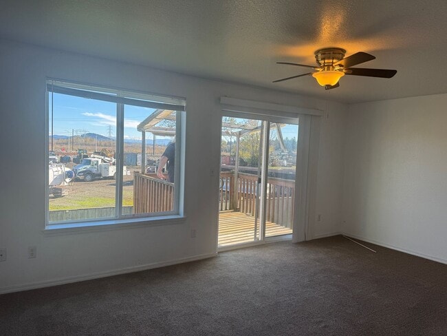 Foto del edificio - 3 Bed, 2 Bath Townhouse Available!