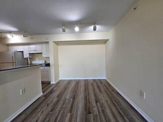 Building Photo - 604 Villa Cir