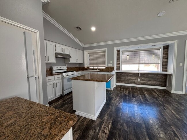 Building Photo - 870 Centaur Ave