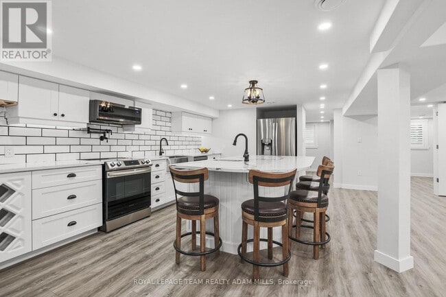 Building Photo - 1584 Maxime St
