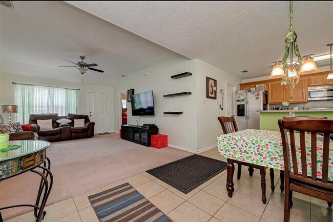 Sala de estar - 1308 Shell Ave