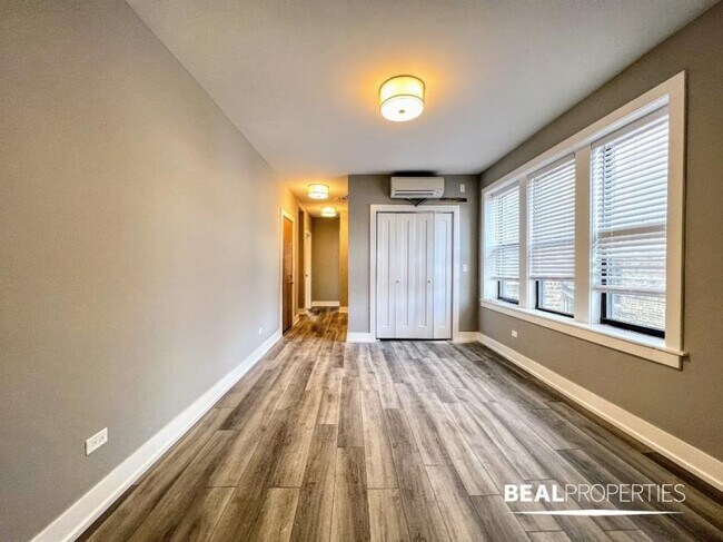 Building Photo - 2 bedroom in CHICAGO IL 60613