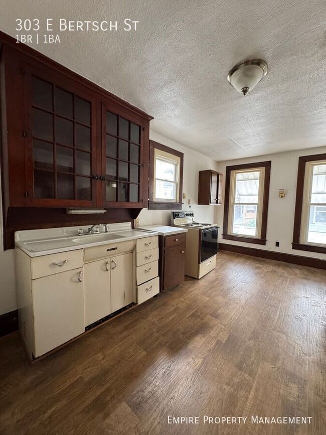 Building Photo - 303 E Bertsch St