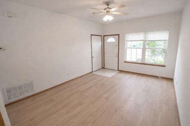 Foto del edificio - 5000 Derby Ridge Dr