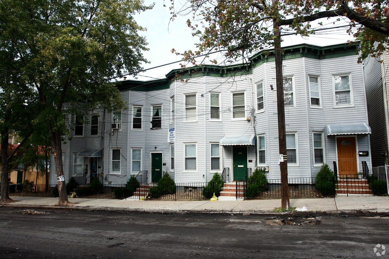 Primary Photo - 235-241 Benziger Ave