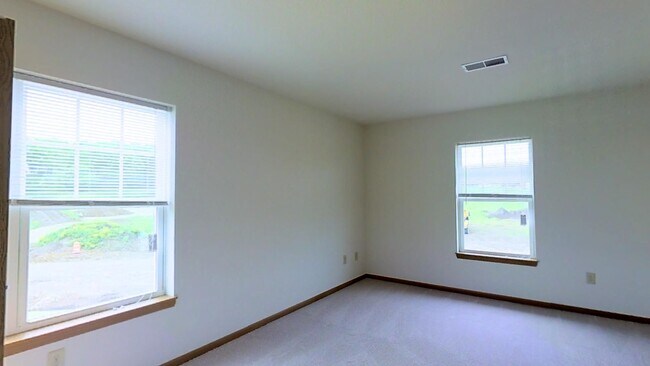 Foto del edificio - 3 Bedroom 2 Bathroom Condo Style Upper is Available