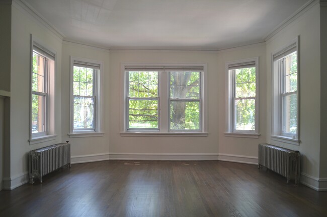 Living Room - 1406 W Thorndale Ave