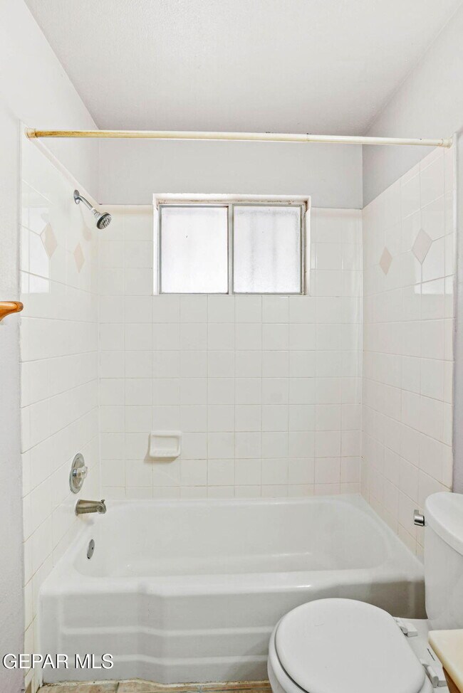 Foto del edificio - 4908 Royal Dr