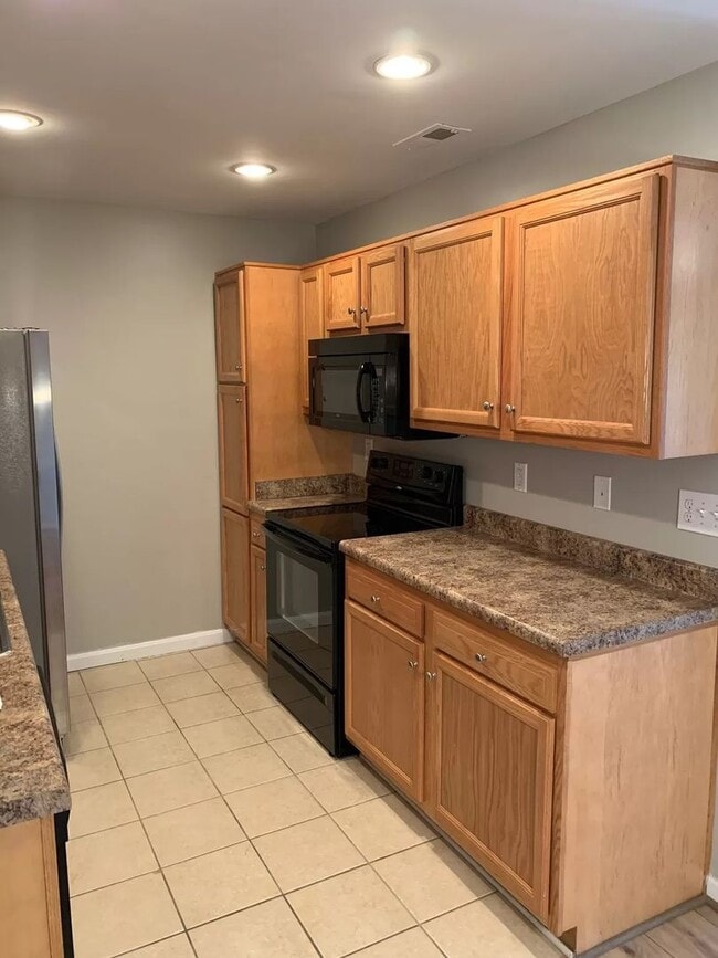 Building Photo - Spacious 2BR/2BA Condo in the Heart of Mid...