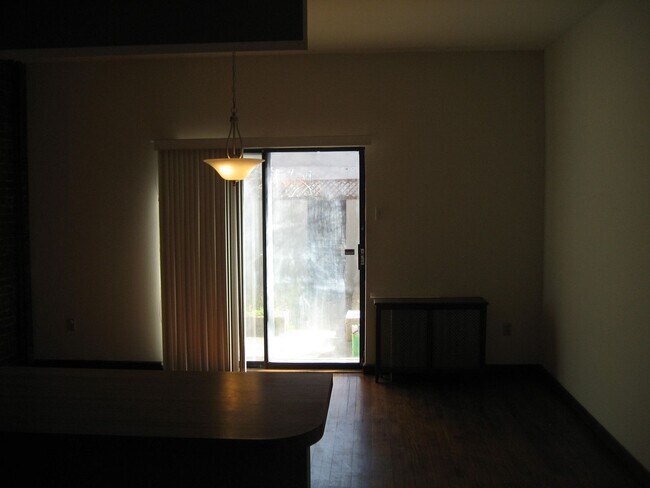 Building Photo - SPACIOUS BELLA VISTA TOWNHOUSE