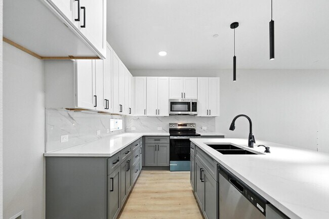 Building Photo - Brand-new modern townhome in Rowlett featu...