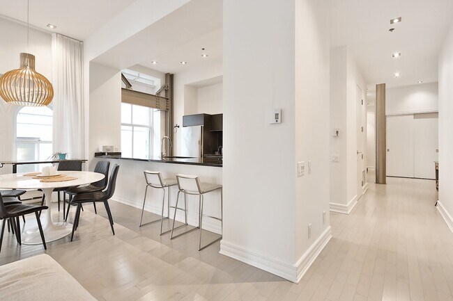 Building Photo - 750 Côte de la Place-d'Armes