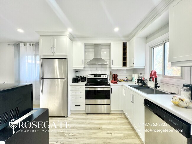 Photo du bâtiment - Charming 3-Bedroom Detached Home with Balc...
