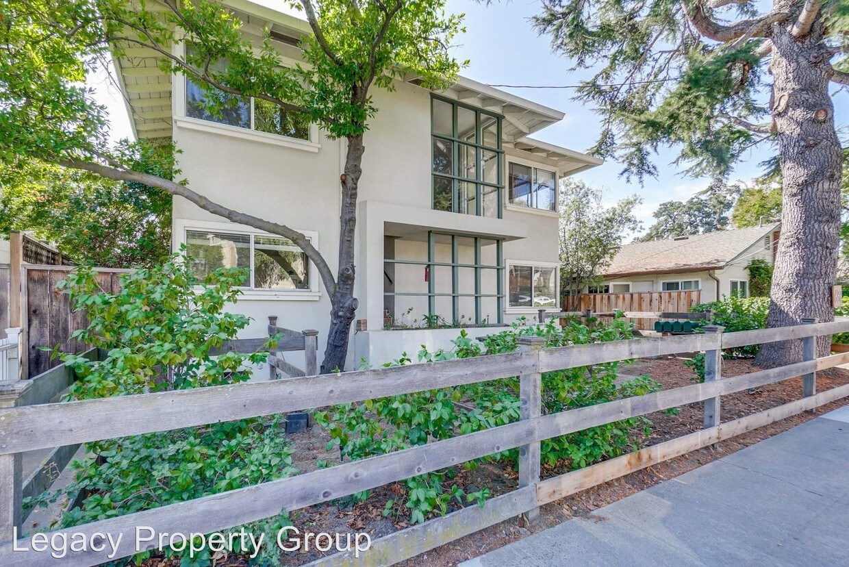 Primary Photo - 689 Roble Ave