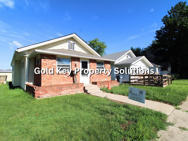 Building Photo - Spacious 2 BR 1 BA House with Central Air and Enclosed Porch (SECTION 8 APPROVED)