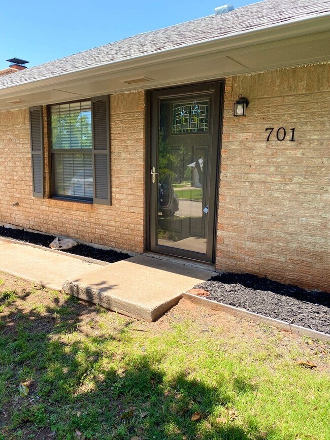 Foto del edificio - Available Now!  Darling Edmond Rental!