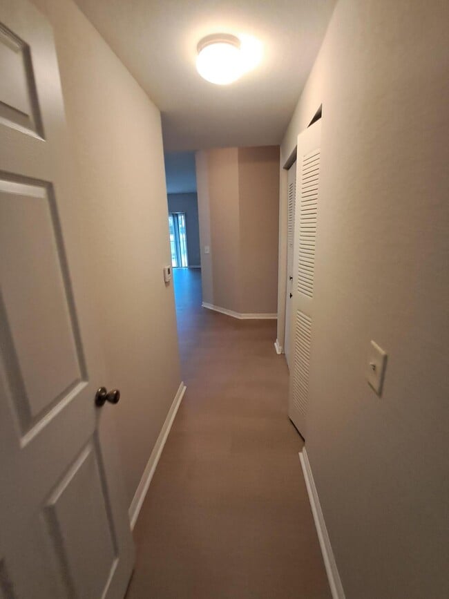 Foto del edificio - 280 Crestwood Cir