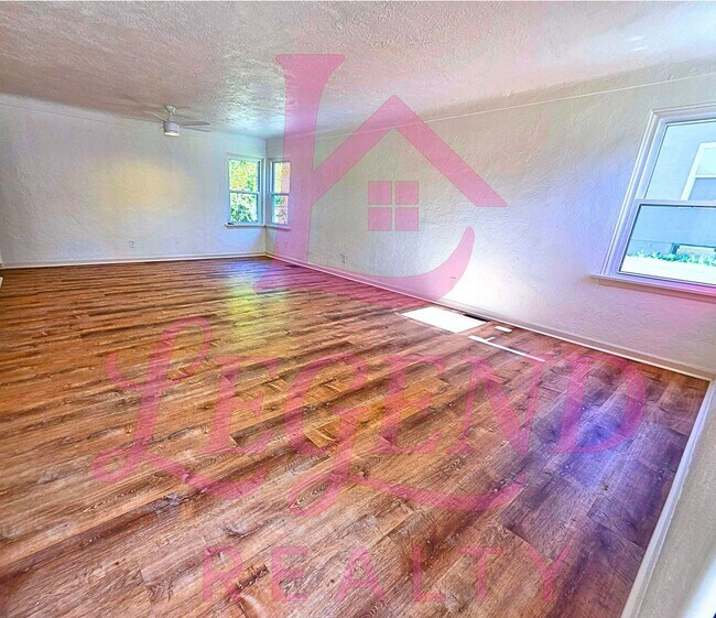 Foto del edificio - Charming 3-Bedroom with Huge Yard & Covered Patio