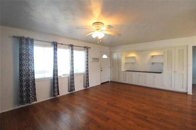 Building Photo - 552 Sheridan Dr