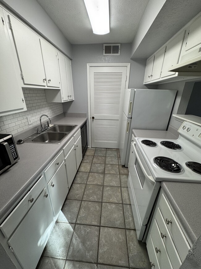 Photo - 810 Bellevue Rd Townhome