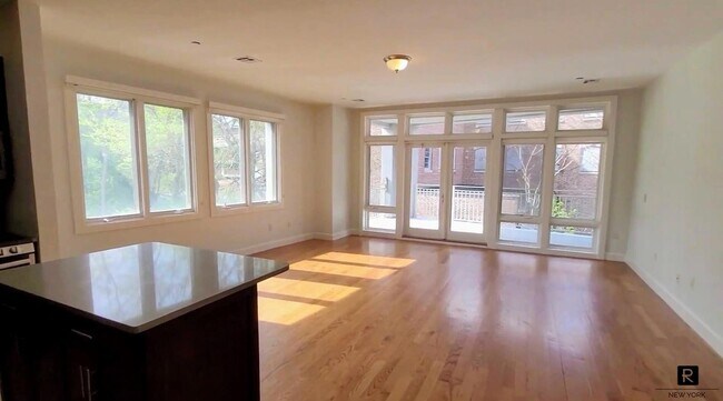 Foto del edificio - 90 Bay Street Unit 2I