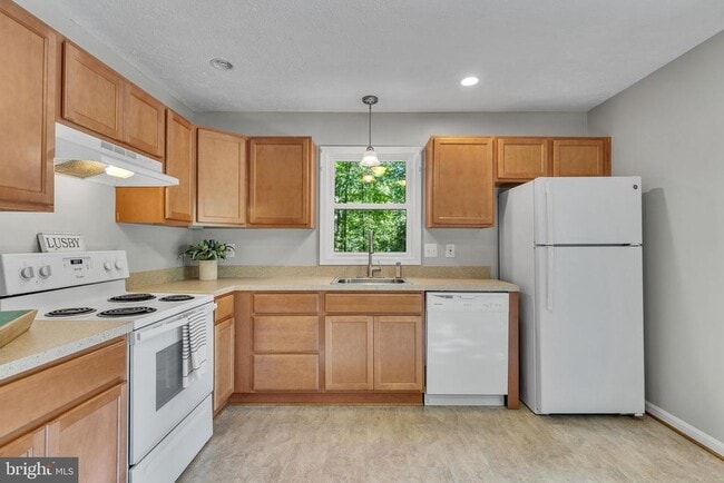 Building Photo - 324 Thunderbird Dr