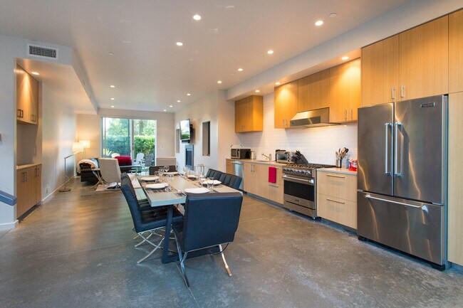 Building Photo - 709 Flower Ave