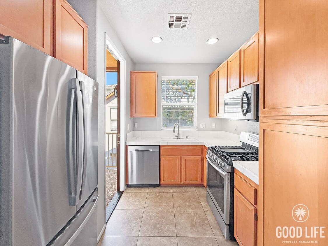 Primary Photo - Stylish Eastlake Townhome with Pool Access...