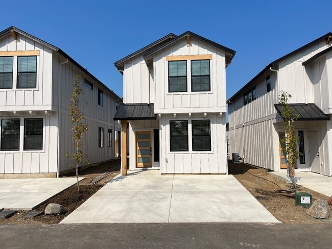 Building Photo - 9909 NE 46th Ct
