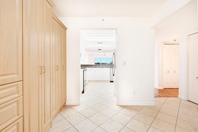 Building Photo - Clean 2/2 Condo in Daytona Beach Shores