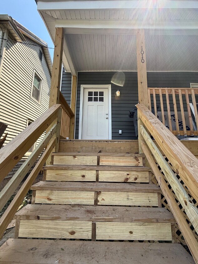 Foto principal - Completely updated home minutes from downt...