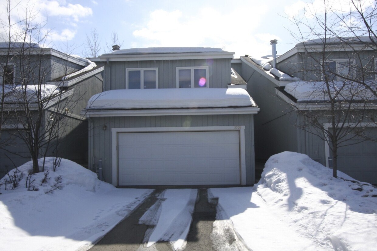 Primary Photo - Large 3 Bedroom Updated Townhouse w/ Fence...
