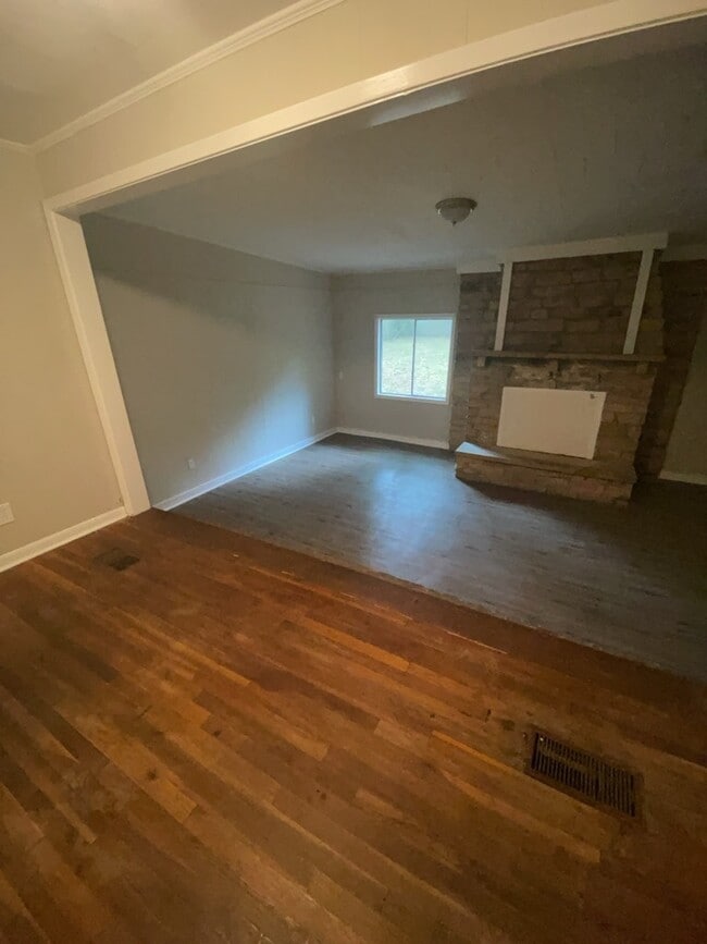 Building Photo - 785 Cedarhurst Rd
