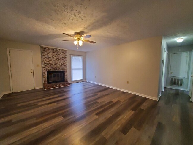 Building Photo - 6600 Bluffview Dr