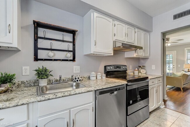 Building Photo - 1 br, 1 bath Condo - 807 Lasalle St