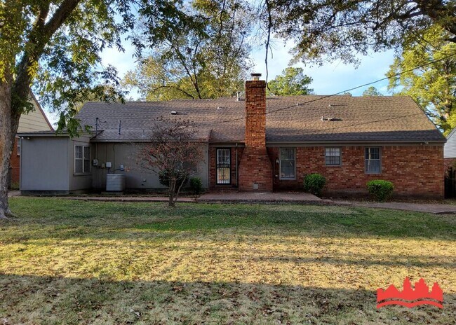Foto del edificio - 5817 Lochmoor Ave