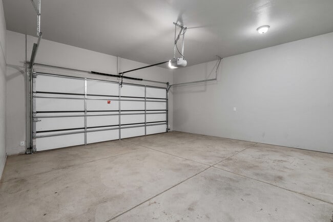 Building Photo - 156 E Stone Ct