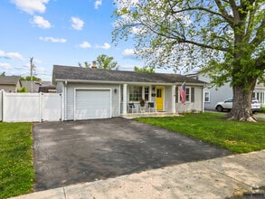 Building Photo - 204 E Dickens Ave
