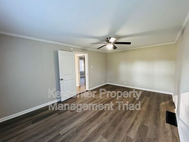 Building Photo - 5087 Meadowbrook Dr