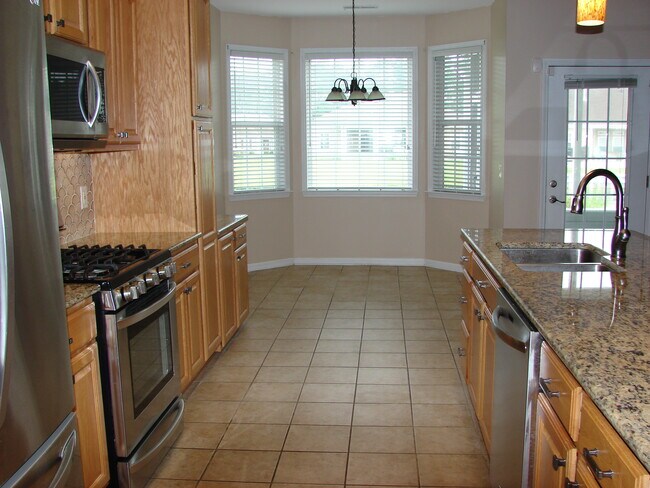 Kitchen w/breakfast nook - 1192 Checkerberry St