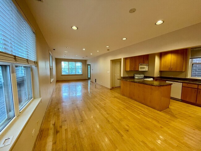 Building Photo - 2445 N Greenview Ave