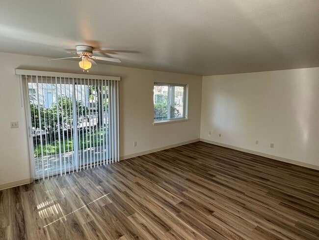 Building Photo - 2 Bedroom Tri-plex in River Rd Neighborhood