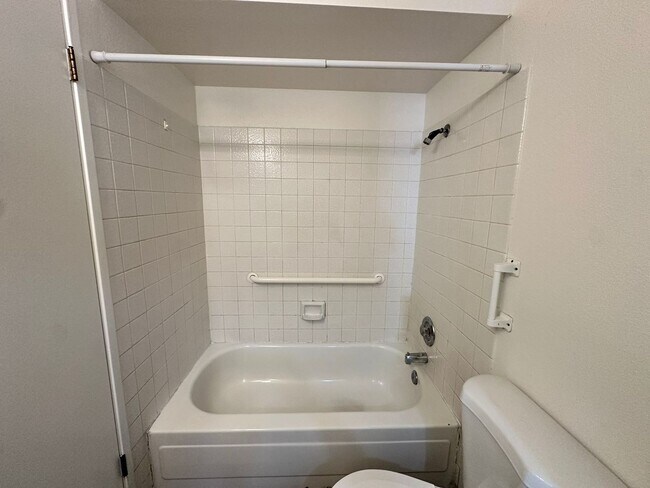Building Photo - One bedroom condo with washer/dryer