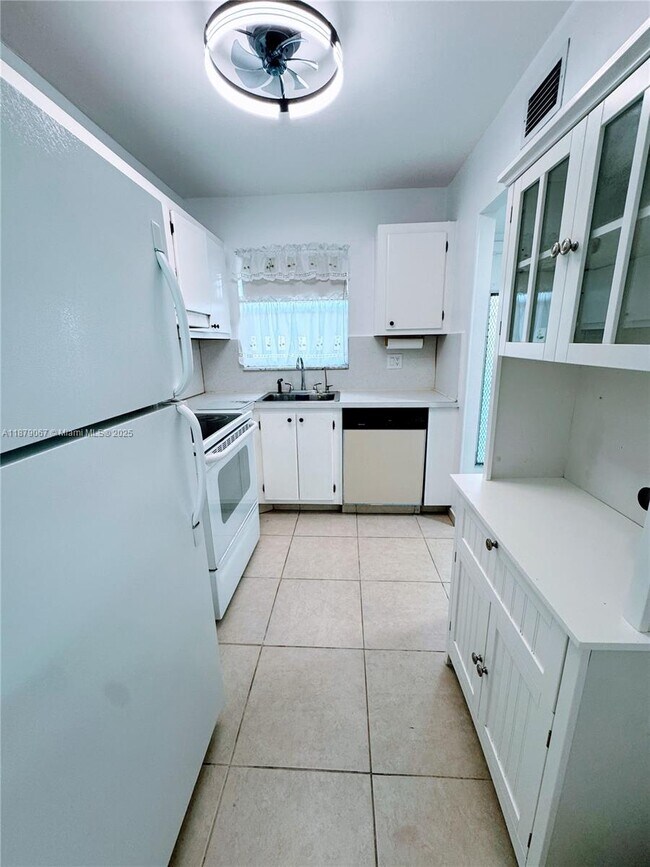 Foto del edificio - 8110 Sunrise Lakes Blvd