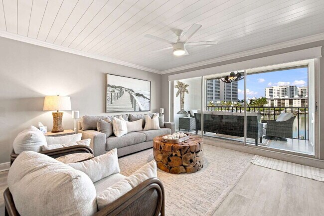 Foto del edificio - Chateau Vanderbilt 3 bedroom condo with water views.