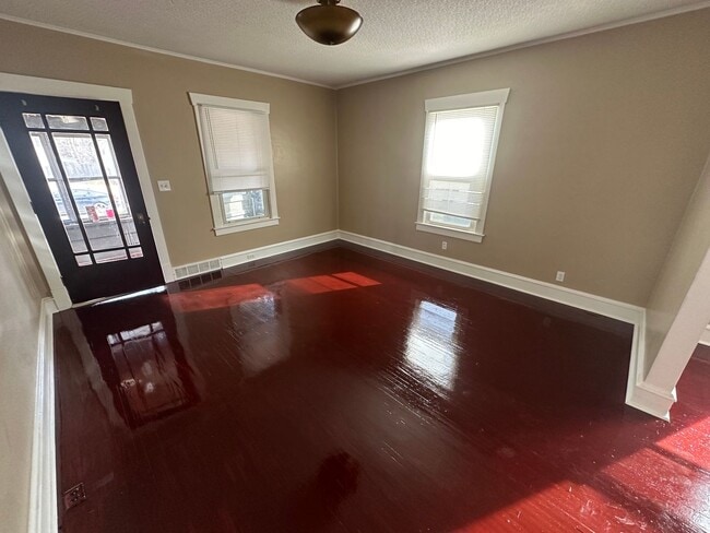 Foto del edificio - 3 Bed/1 Bath in Central Bloomington location!