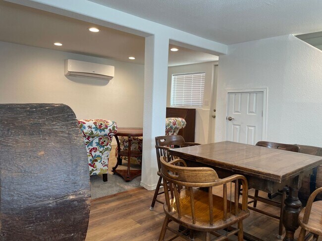 Foto del edificio - FULLY FURNISHED MONTH-MONTH RENTAL