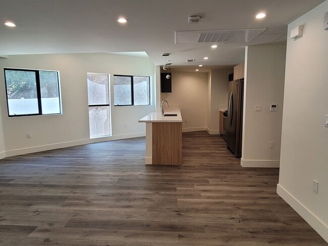 Building Photo - 862 Moraga Dr